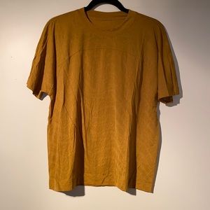 LULULEMON oversized t-shirt. 6. Gold
